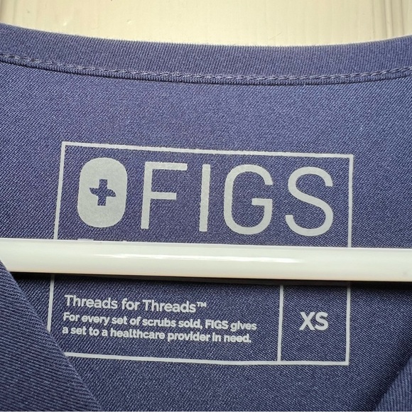 NEW Figs Chisec Three-Pocket Scrub Top Navy XS - Picture 3 of 5